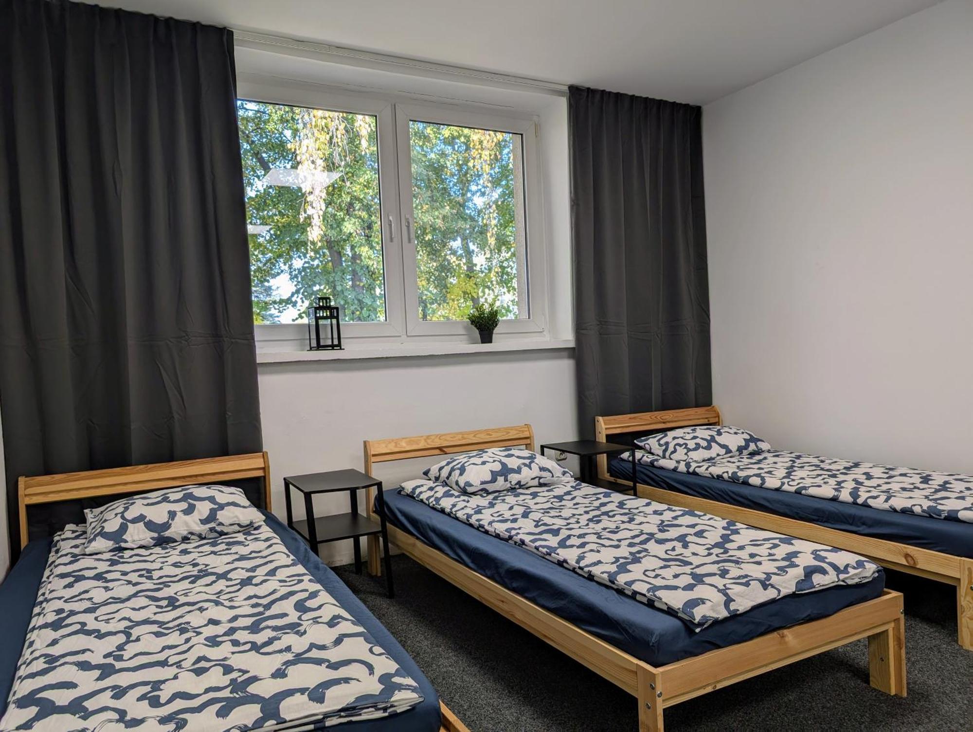 Baraczek Lotnisko Leszno Hostel Exterior photo